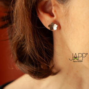 Boucles d'oreilles fleurs en argent fabriquées artisanalement en France par Japp. Idée cadeau